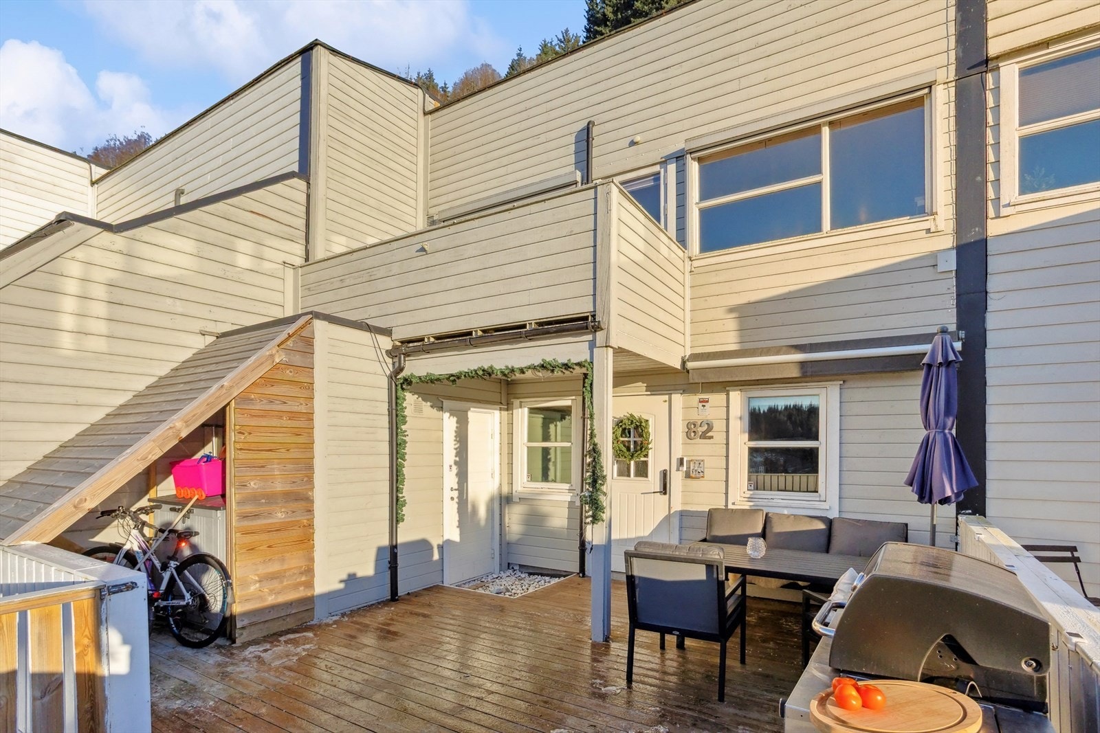 Boligen har totalt 4 uteplasser, 3 foran huset og en bak. Galleribilde