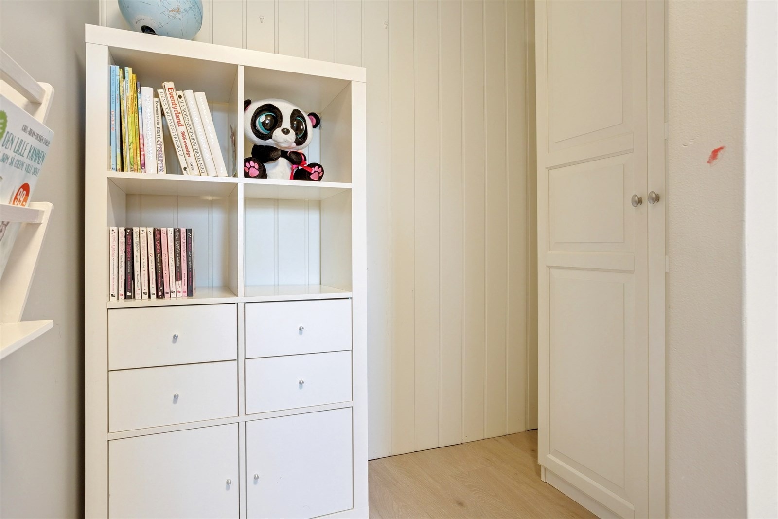 Avskilt løsning til garderobe på soverommet. Galleribilde