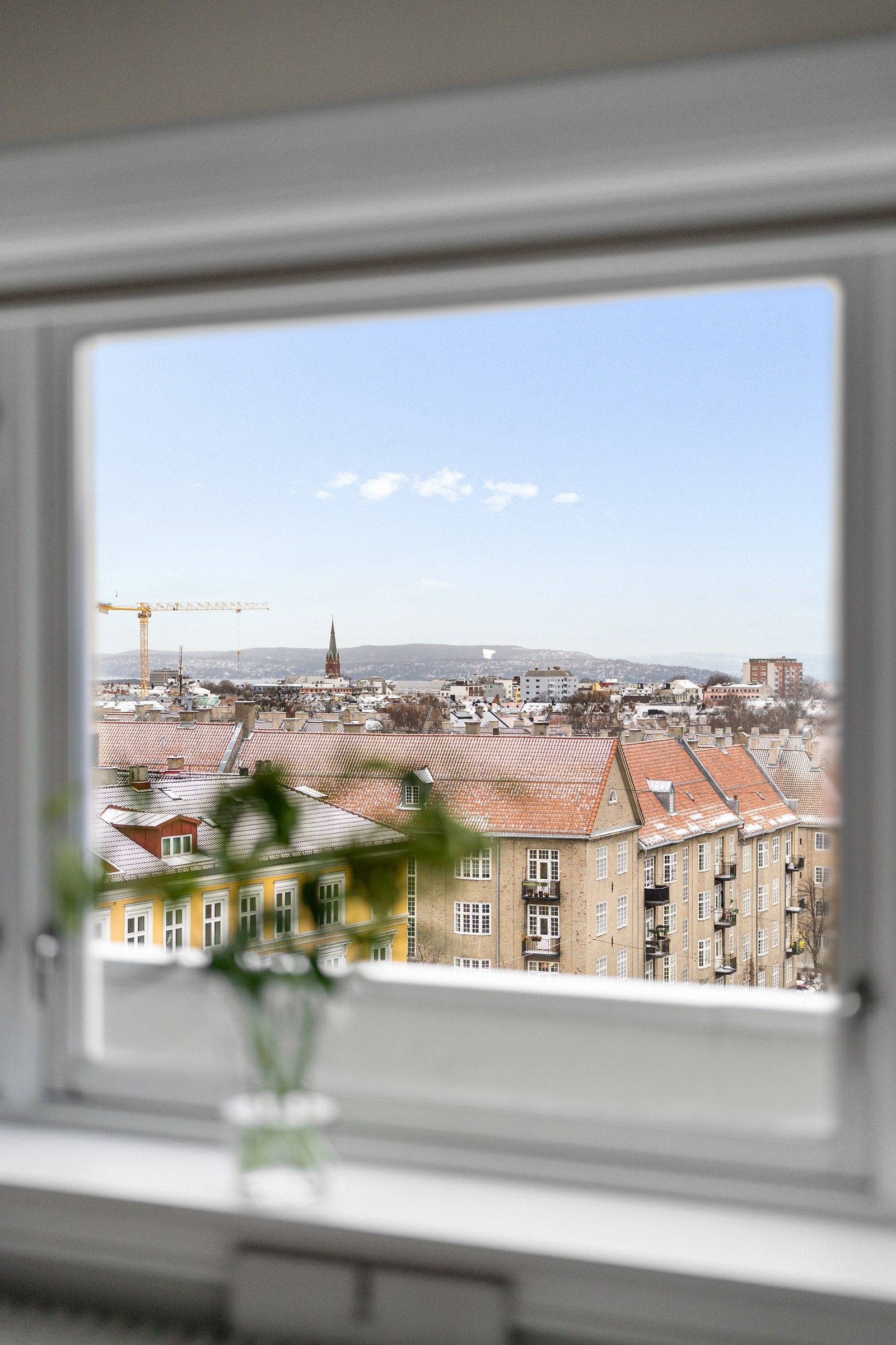 Utsikten og lyset følger etter deg i alle rommene, og hovedsoverommet er intet untak Galleribilde