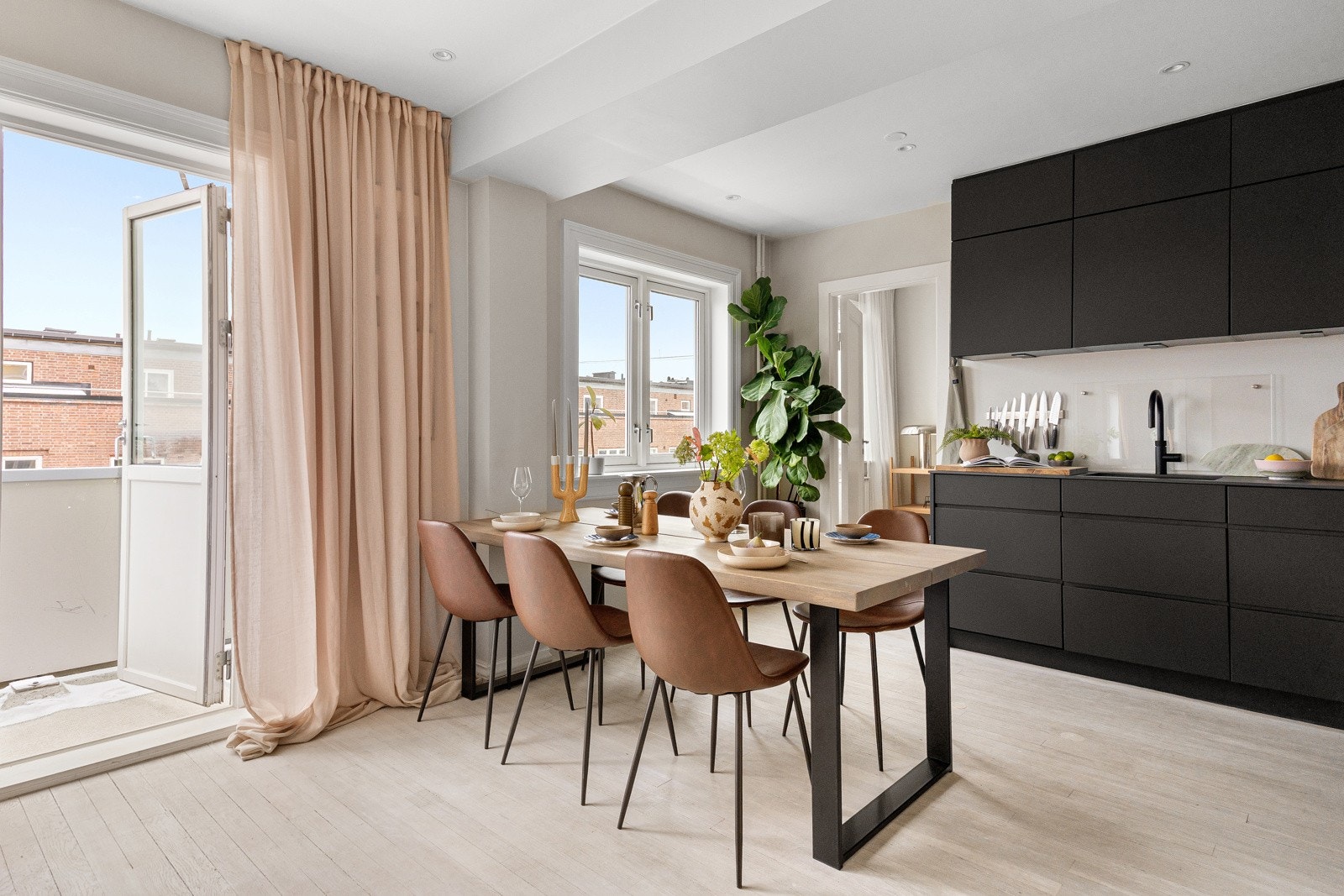 Gjennom en nøye planlagt oppussing i 2021 ble veggen mellom stuen og kjøkkenet tatt ned for å tilrettelegge for en sosial tilværelse Galleribilde