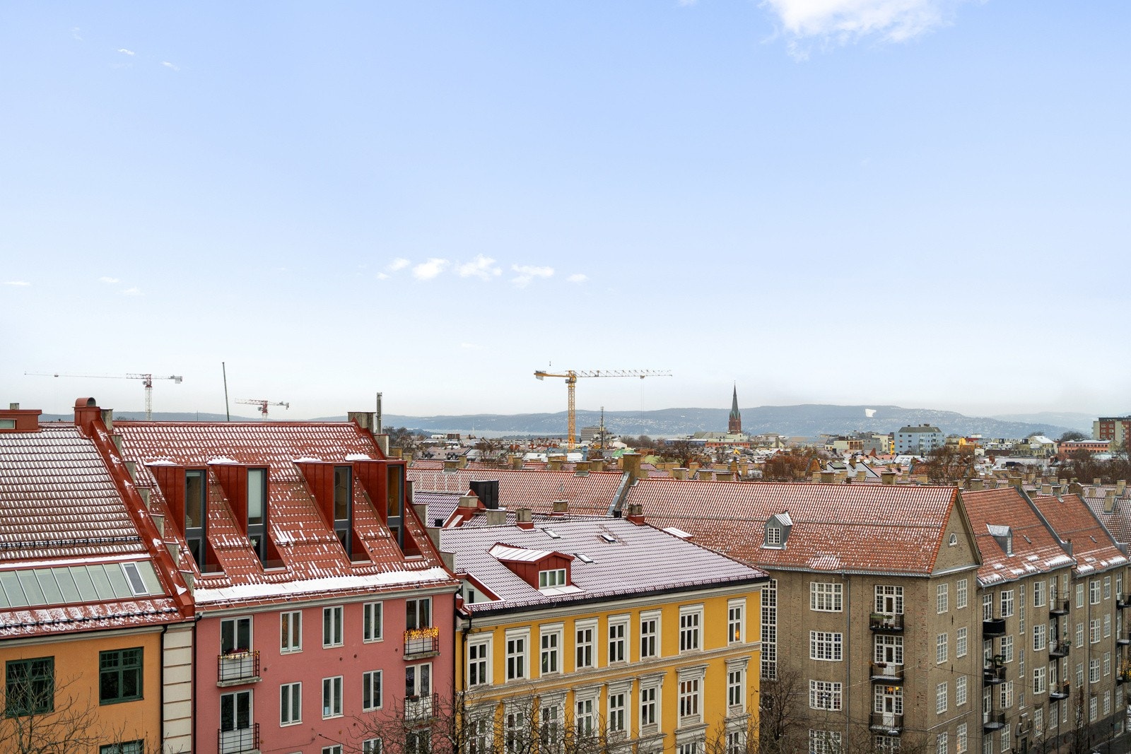 Selgers ord: "På sommerstid nyter man solen praktisk talt hele dagen, fra tidlig morgen til sen kveld, mens vinterhalvåret byr på rikelig med naturlig dagslys." Galleribilde