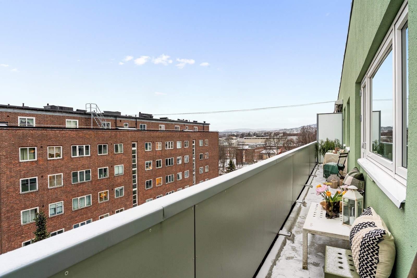 Selgers ord: "Hele leiligheten vender mot syd-vest, noe som gir en svært lys og luftig atmosfære og en behagelig romfølelse. Utsikten er imponerende, og på klare dager kan man se helt over til Nesodden." Galleribilde