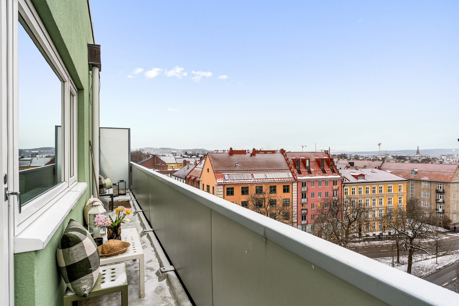 Leiligheten ligger høyt og fritt til i 7. etasje med heisadkomst. Foto: Kevin Fauske Galleribilde