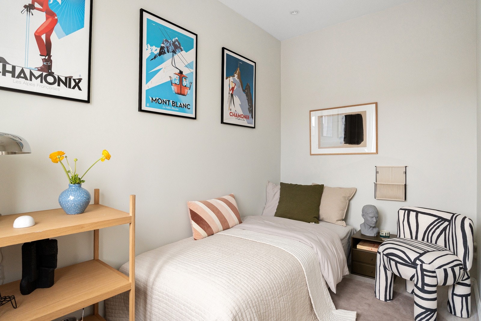 Soverom nr. 2 er litt mindre, men fortsatt med god plass til seng og oppbevaring. Galleribilde