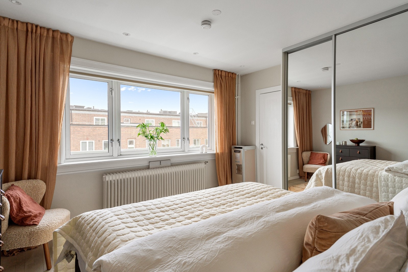 Selgers ord: "Beliggenheten kan knapt bli bedre, da det er kort vei til alt du trenger og ønsker. En kort tur over veien så er du på Fagerborg og finner Stensparken, St. Hanshaugen og Bislett i gangavstand. Andre veien finner du vakre Frognerparken." Galleribilde