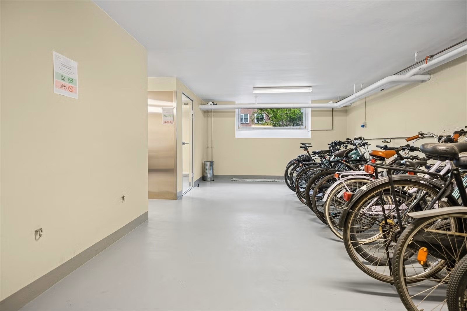 Sykkelrom og barnevognsrom til felles benyttelse. Det er også utendørs sykkelparkering utenfor hver av oppgangene. Hele fasaden ble for øvrig pusset opp i 2018, med nye inngangsdører til samtlige oppganger Galleribilde