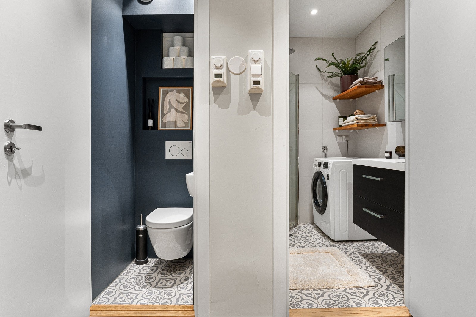 Badet og toalettrommet ligger praktisk til med hverandre, og hvis ønskelig kan veggen mellom slås ned som noen naboer har gjort Galleribilde