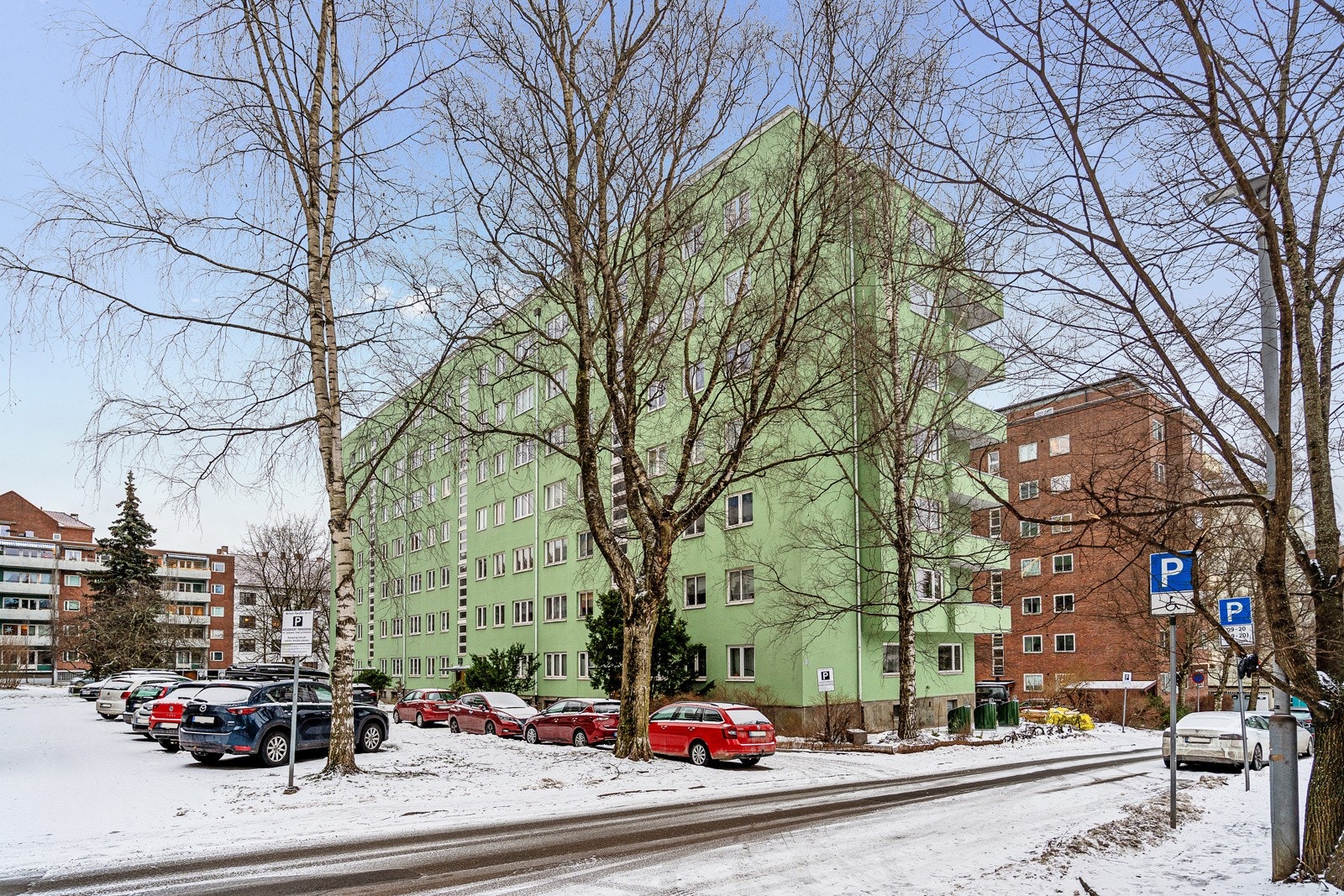 Sameiet har 22 parkeringsplasser rett utenfor døren hvor 2 av disse utstyrt med elbillader. Hver seksjonseier har et parkeringskort Galleribilde