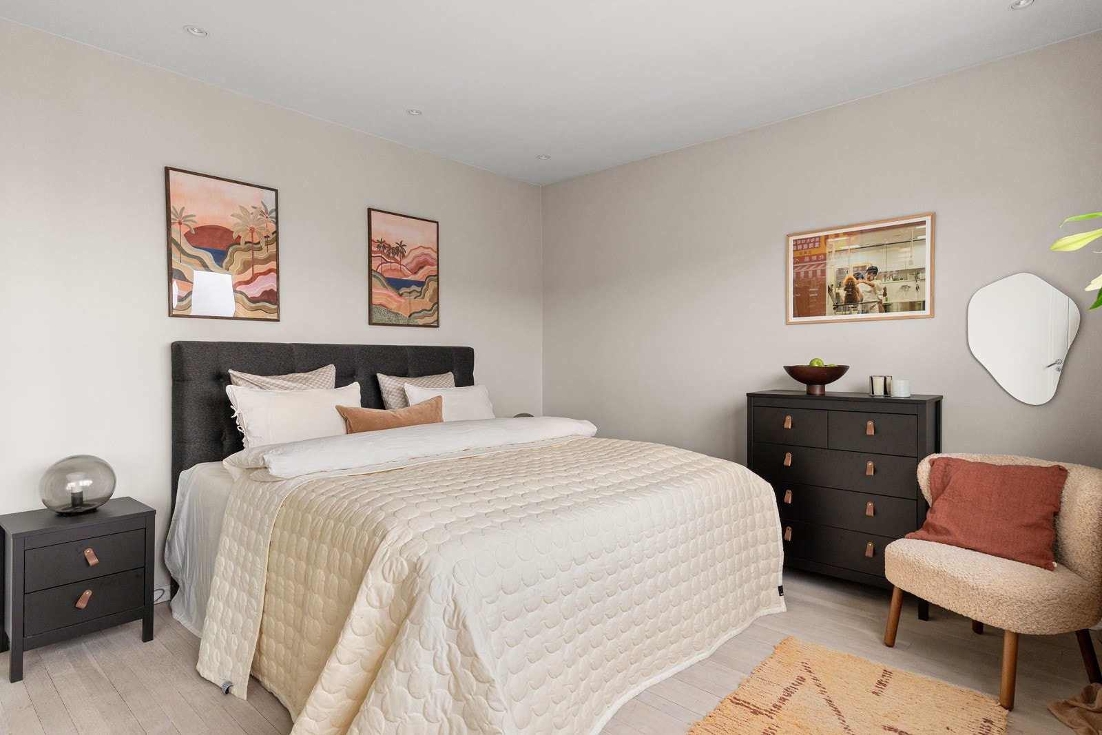 Generøst hovedsoverom med god plass til foretrukket seng, nattbord og foretrukket garderobeløsning Galleribilde