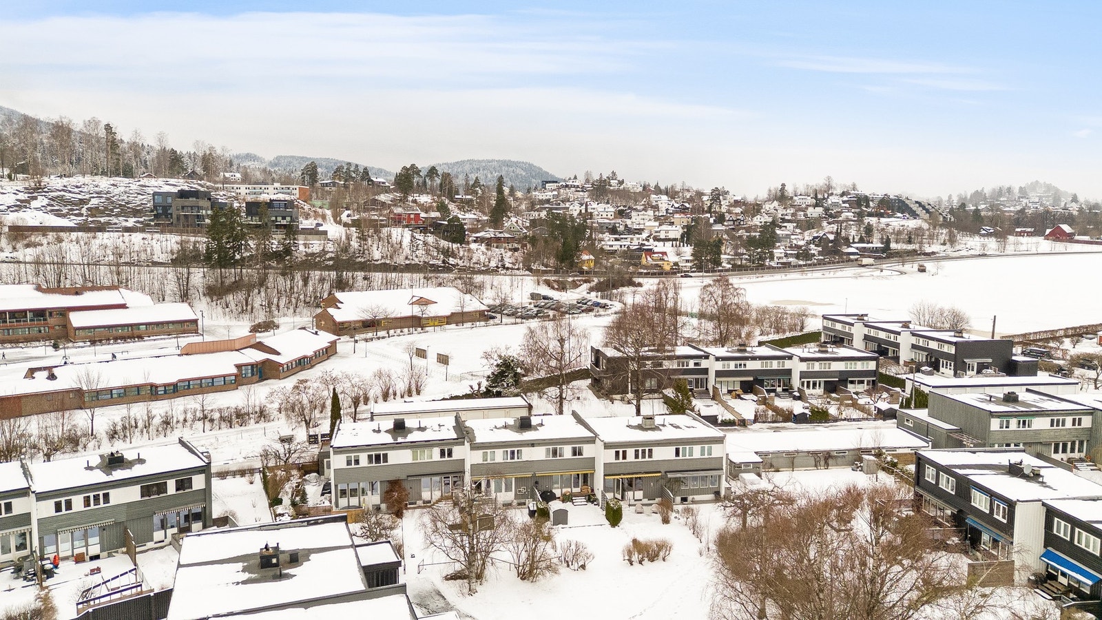 Her bor man med umiddelbar nærhet til Løkeberg barneskole, og i nærhet til flere barnehager Galleribilde
