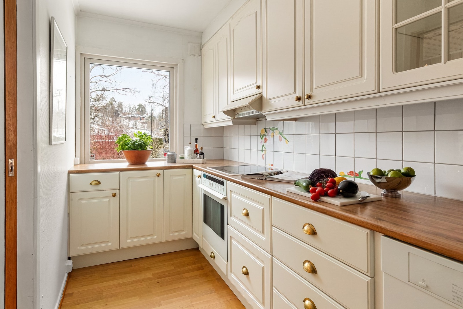 Kjøkken i eget rom gir fin romfordeling og soner i boligen Galleribilde