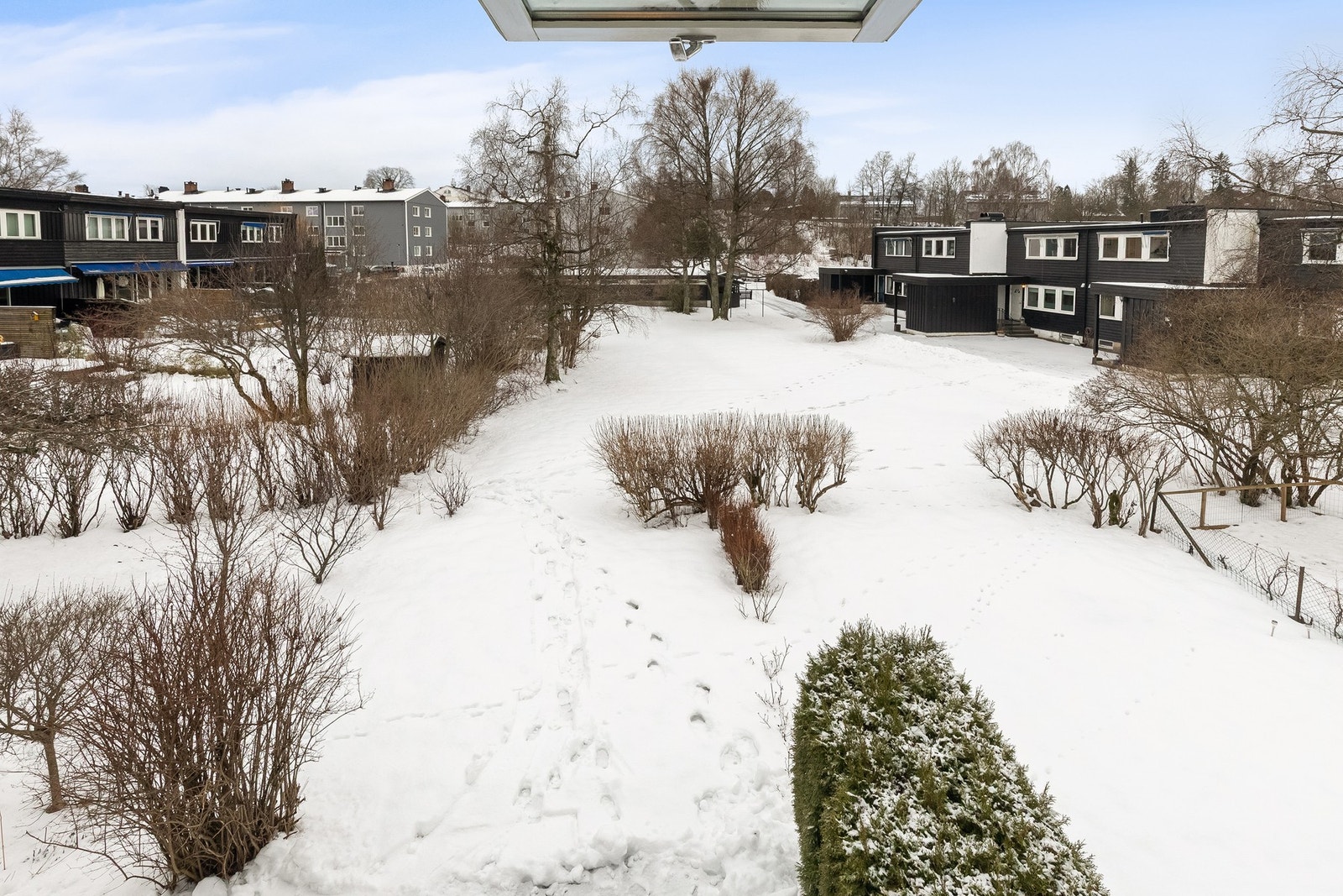 I tillegg til egen hage er det flotte fellesarealer med store grøntområder som man er deleier i Galleribilde