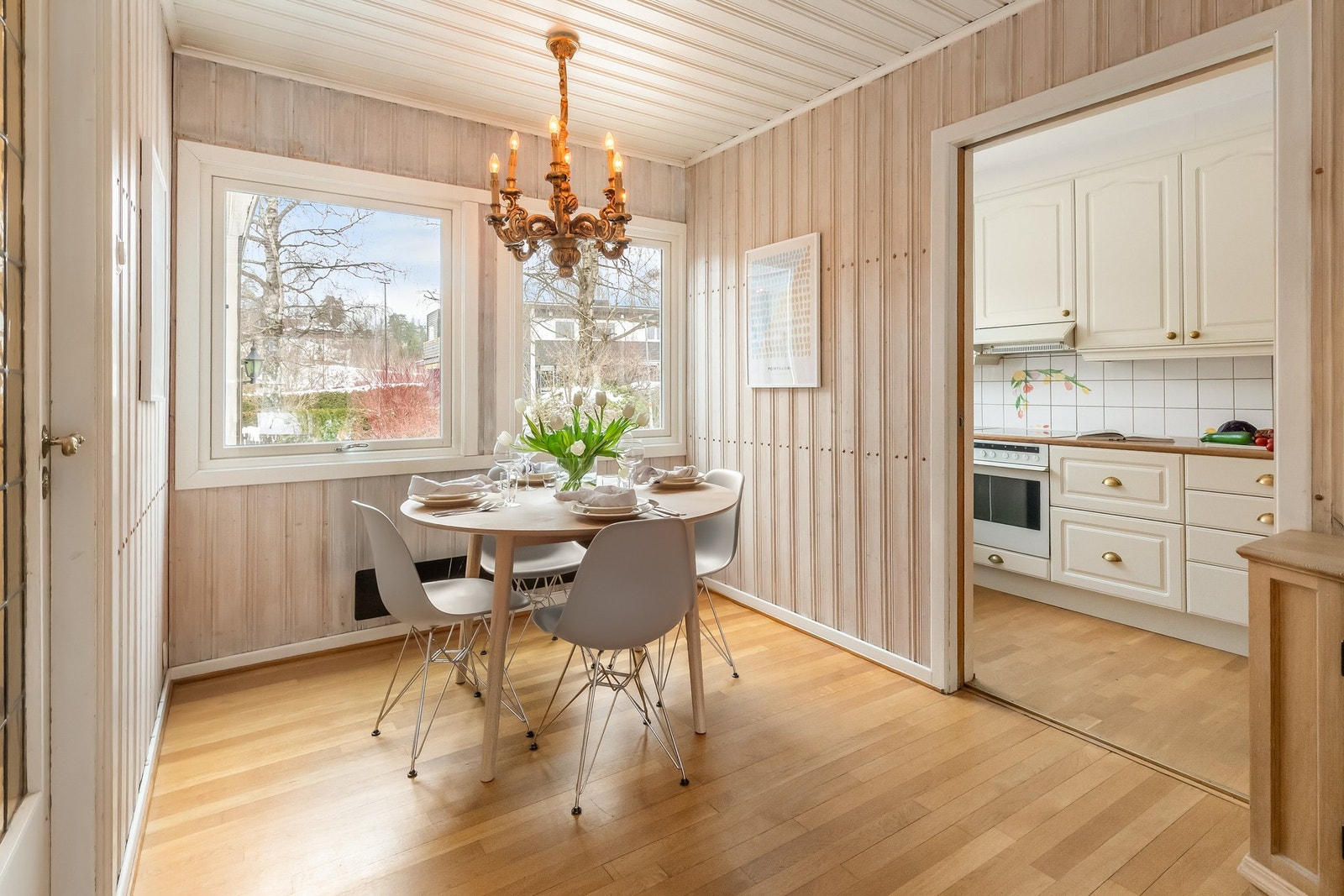 Utenfor kjøkken er det en fin plass til spisebord. Veggen mellom kjøkken og spisestue er en lettvegg. Galleribilde