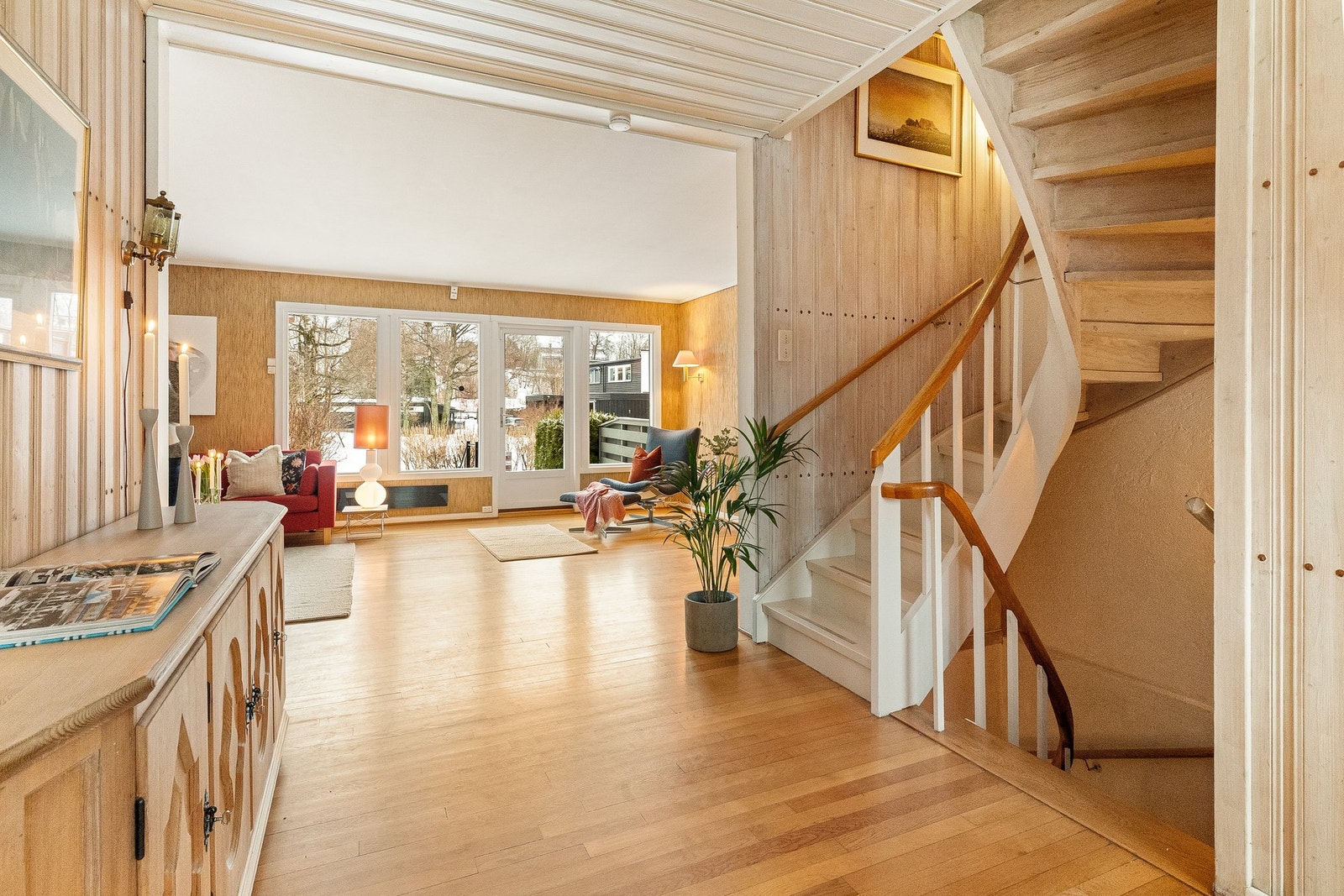 Fine parkettgulv og vakker håndløper i trappen er eldre detaljer som er godt tatt vare på Galleribilde