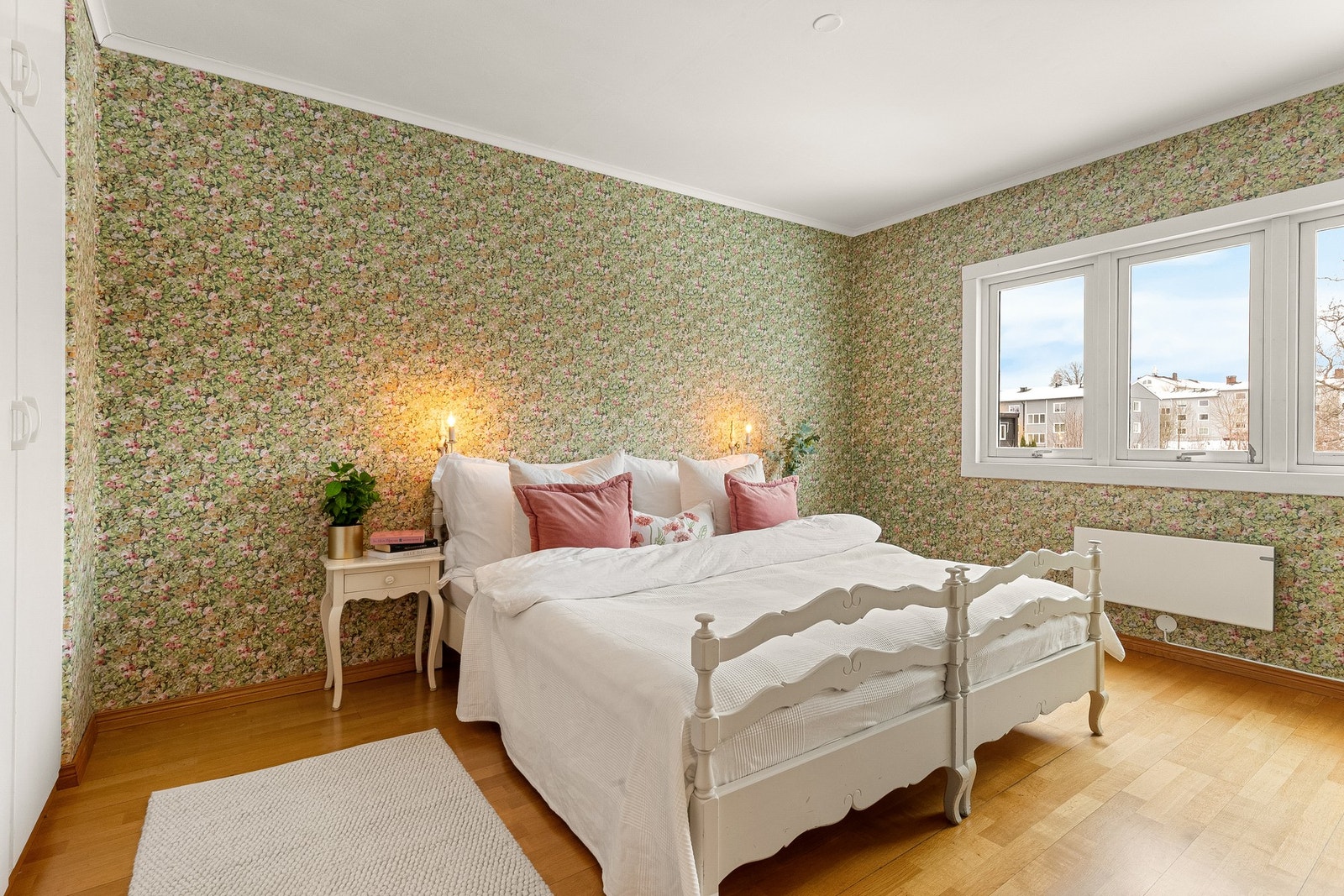 Stort hovedsoverom med integrerte skap Galleribilde