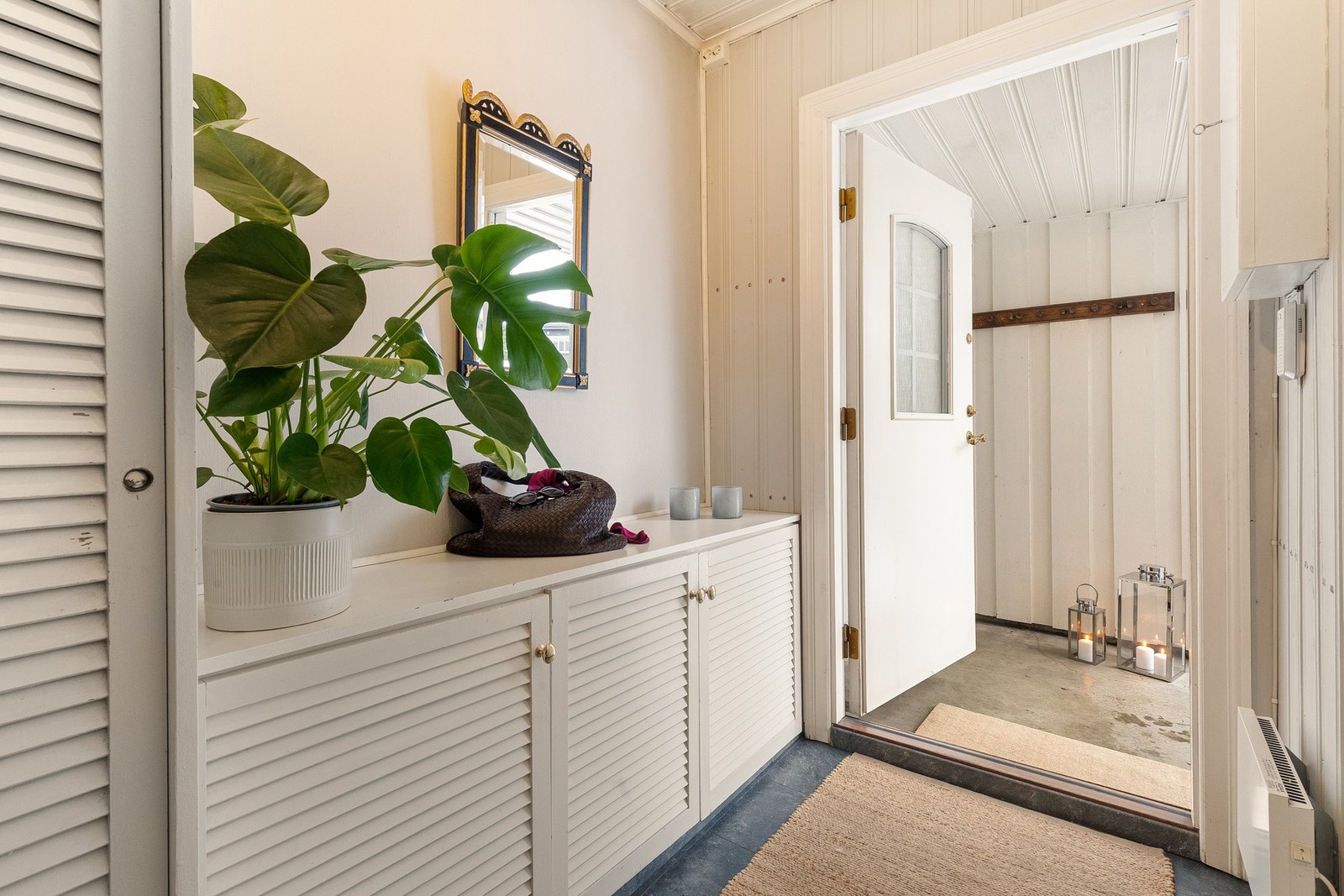 Entre med garderobe og overbygget inngangsparti Galleribilde