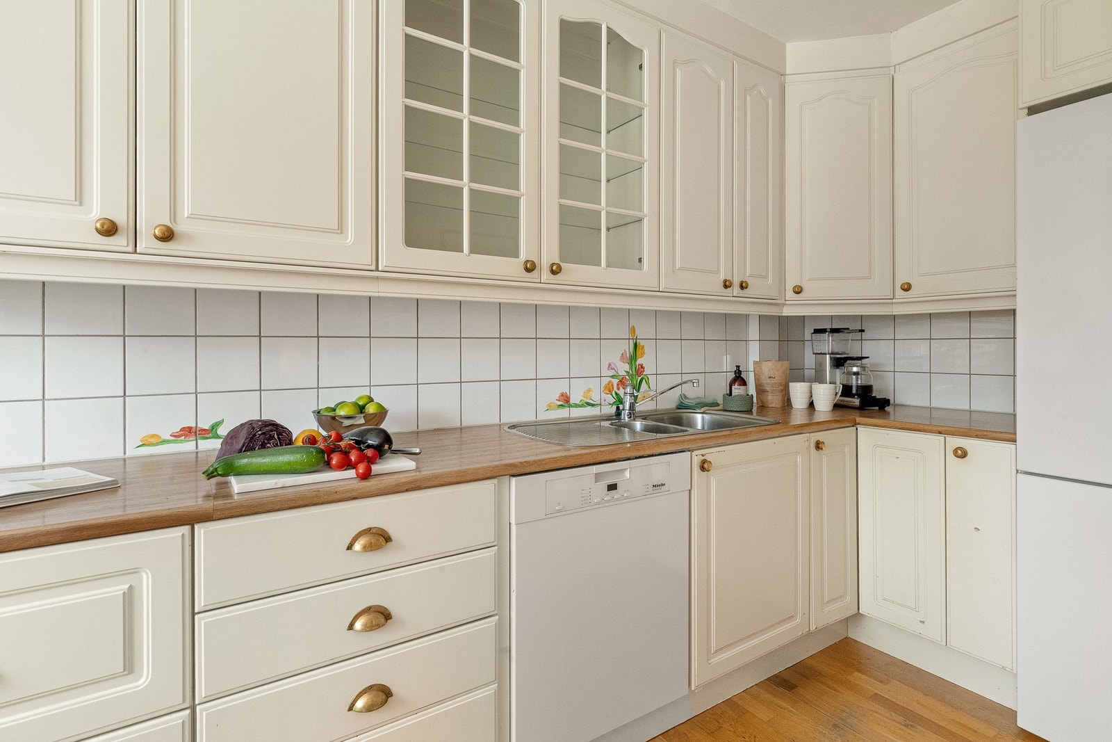 Kjøkkeninnredning fra 1995 med god skap-/ benkeplass. Komfyr, koketopp og oppvaskmaskin medfølger handelen Galleribilde