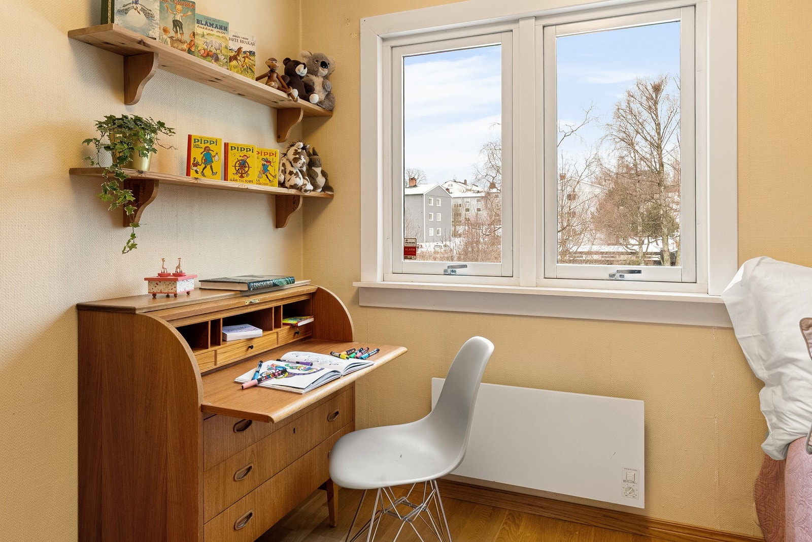 Soverom 2 har fint plass til arbeidspult i tillegg til garderobe og seng Galleribilde