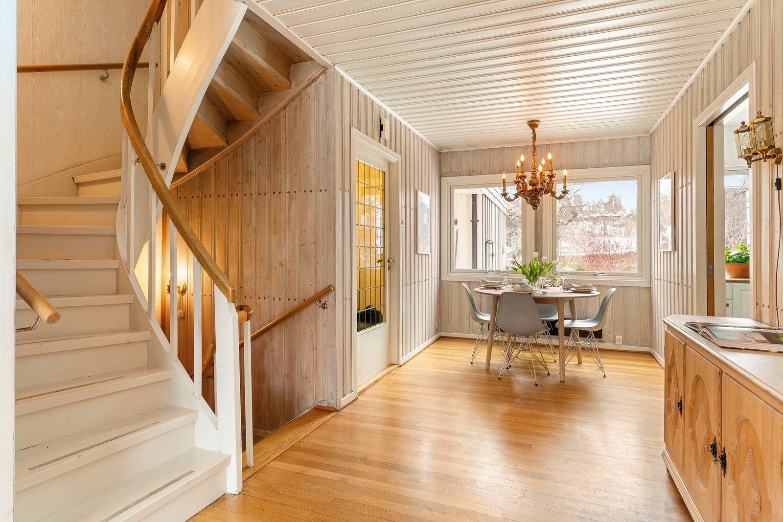 God plass for spisebord. Her er det mulig å invitere venner og familie til hyggelige måltider. Galleribilde