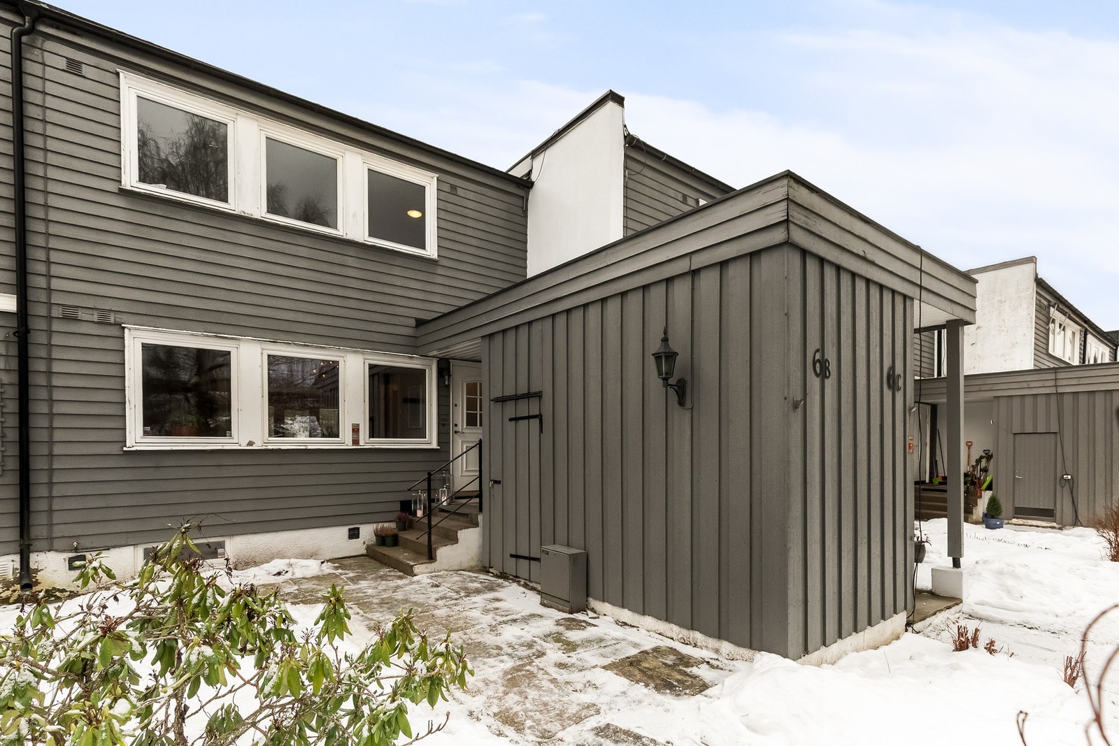 Steinsatt adkomst. Ved inngangen er det en praktisk utebod som gir et fint skille mot nabo Galleribilde