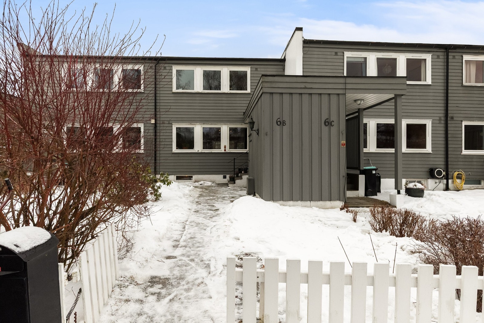 Stort 3-plans rekkehus med hyggelig forhage med stakittgjerde i rolig blindvei Galleribilde