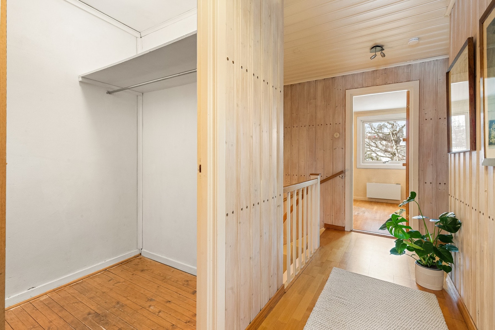 Romslig bod/ garderoberom Galleribilde
