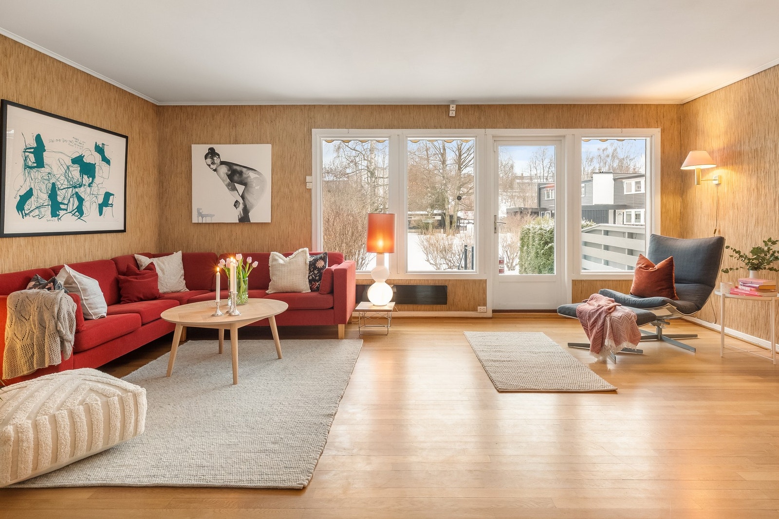 Store vindusflater og gjennomgående lysforhold skaper et trivelig oppholdsrom Galleribilde