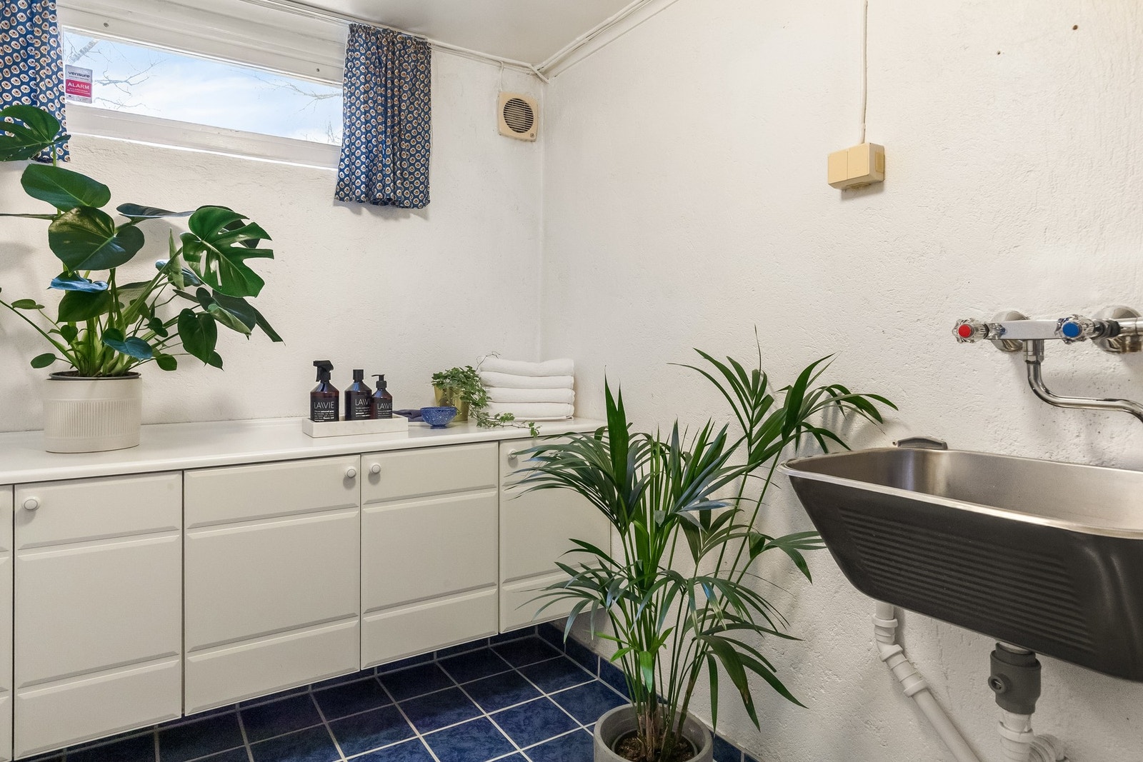 Praktiske løsninger og god lagringsplass på vaskerom/ bad Galleribilde