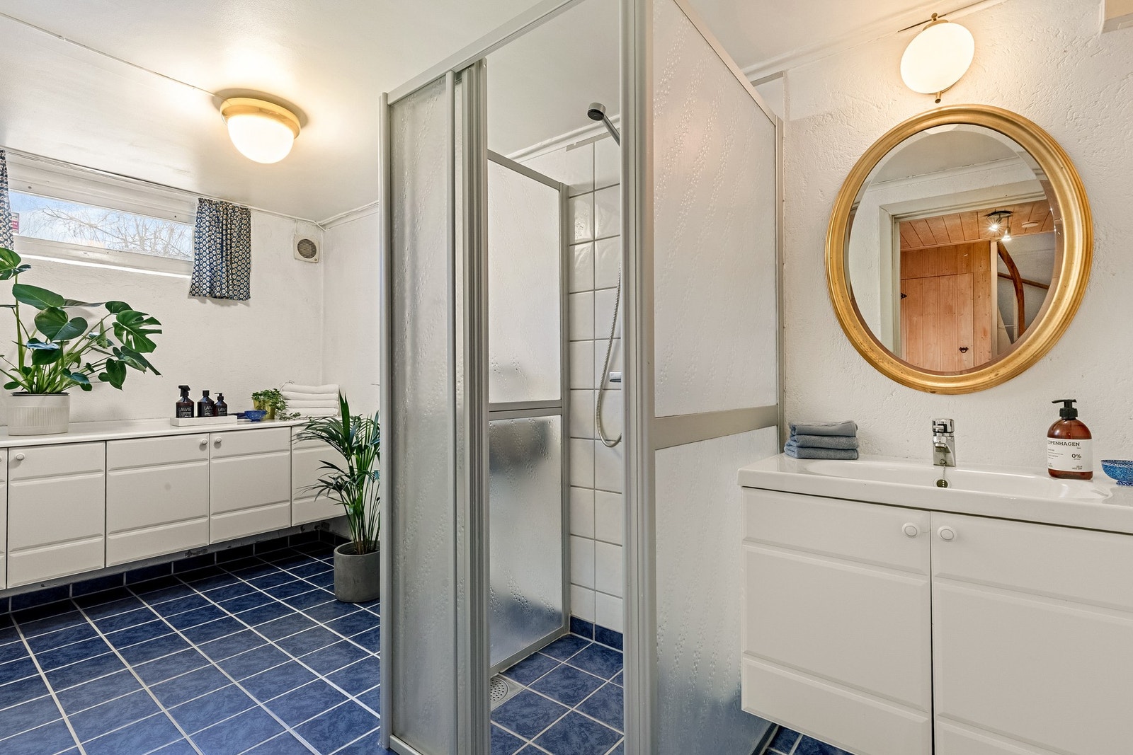 Stort bad/vaskerom i kjelleretasjen med dusjnisje og god plass til tørke tøy mm Galleribilde