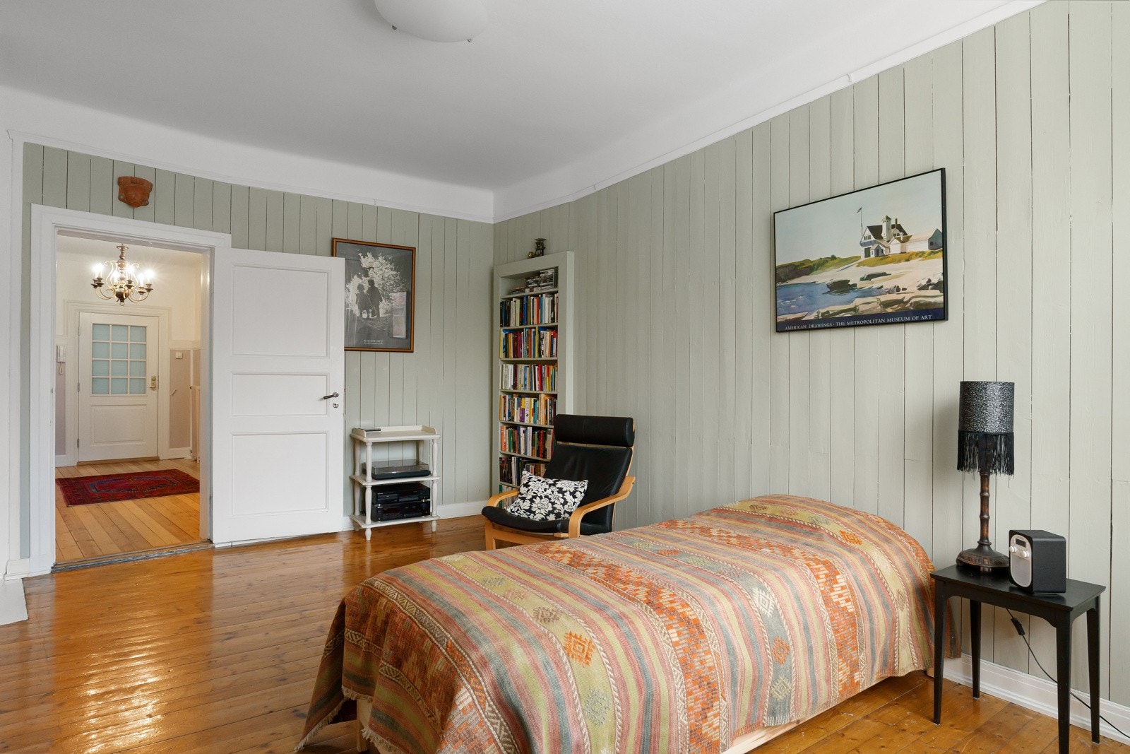 Egner seg godt som et supplement til hoved soverommet - enten som fast soverom eller som et fleksibelt rom som kan endre funksjon over tid. Galleribilde