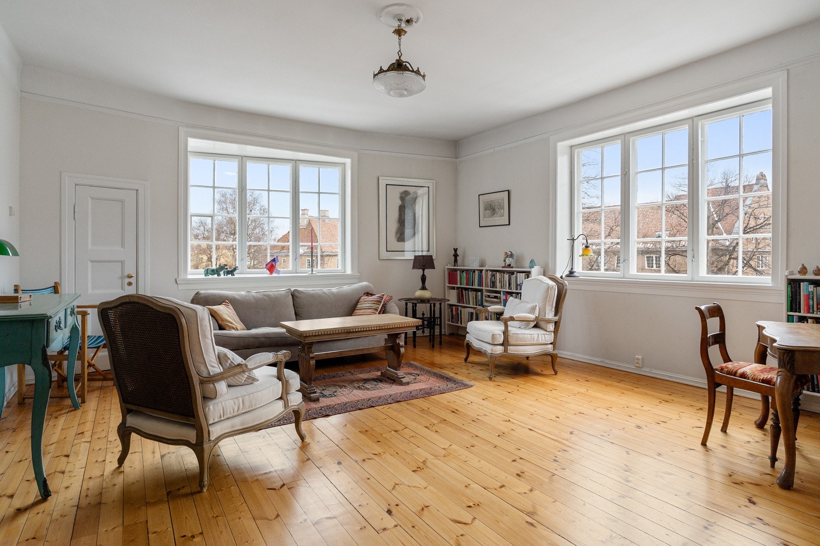 Tor Martin Tinderholt v/Privatmegleren Aksept har gleden av å vise fram denne unike muligheten i Jacob Aalls gate 58! (Foto: Kevin Fauske) Galleribilde