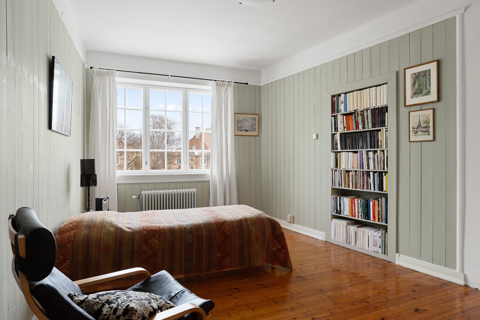 Leilighetens andre soverom er et allsidig rom som kan benyttes som barnerom, gjesterom eller kontor, avhengig av behov. Galleribilde