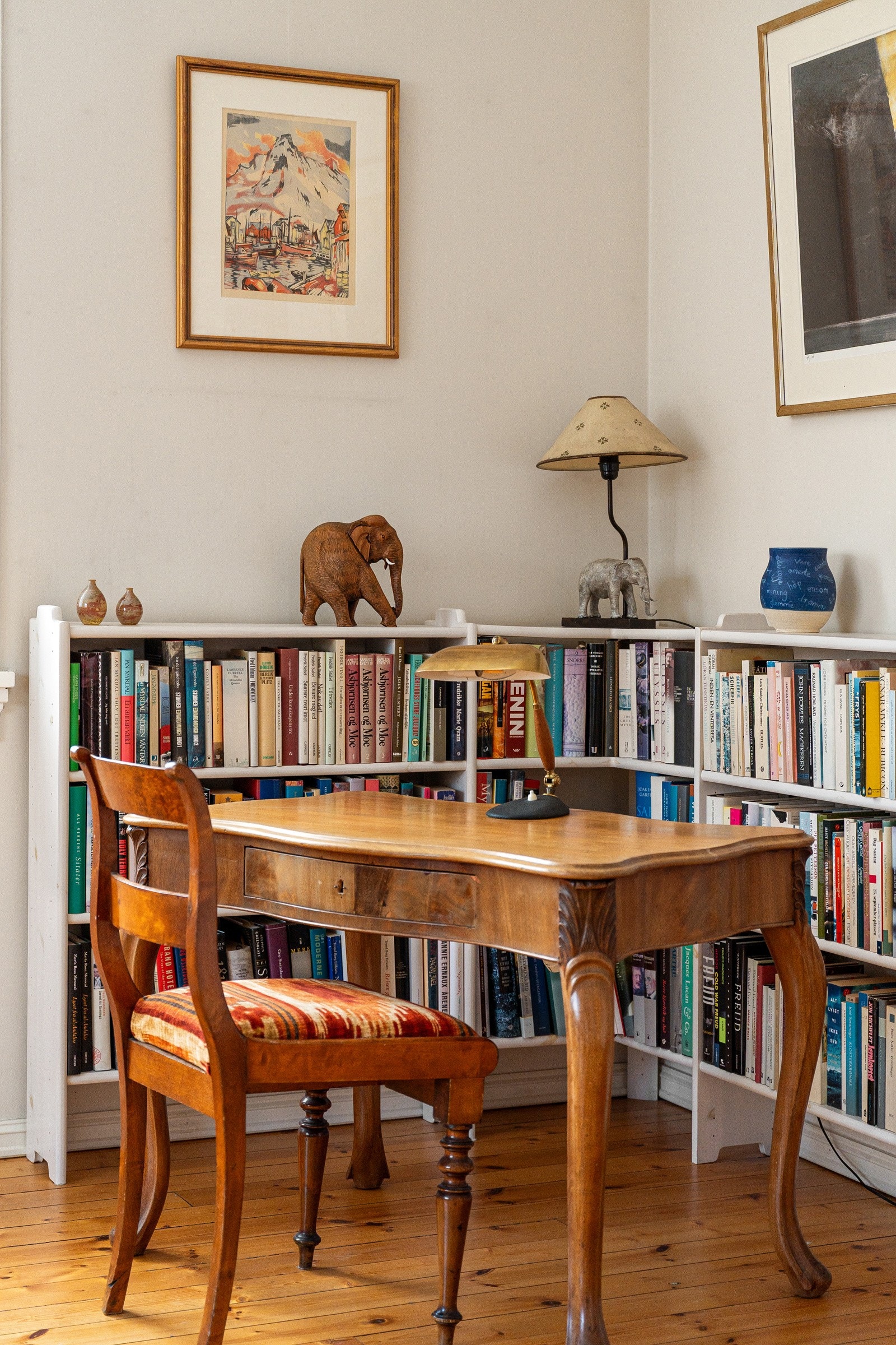 Klassisk gulv i heltre. Galleribilde