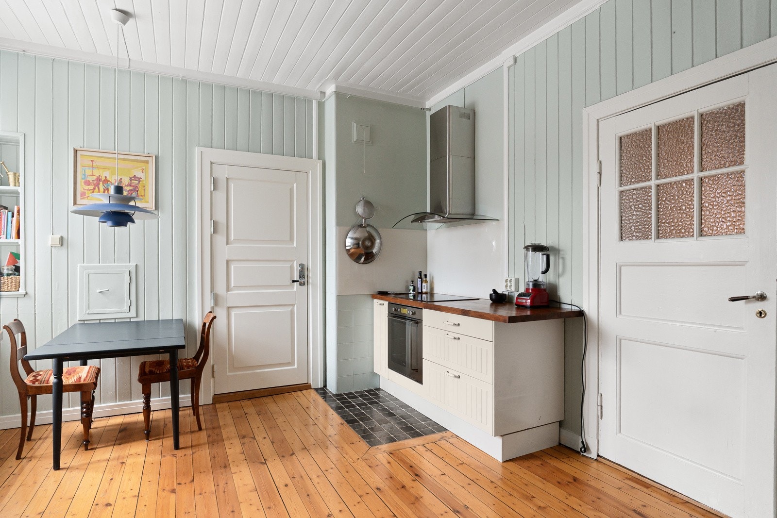 Det er etablert belysning under overskap som gir godt arbeidslys. Galleribilde