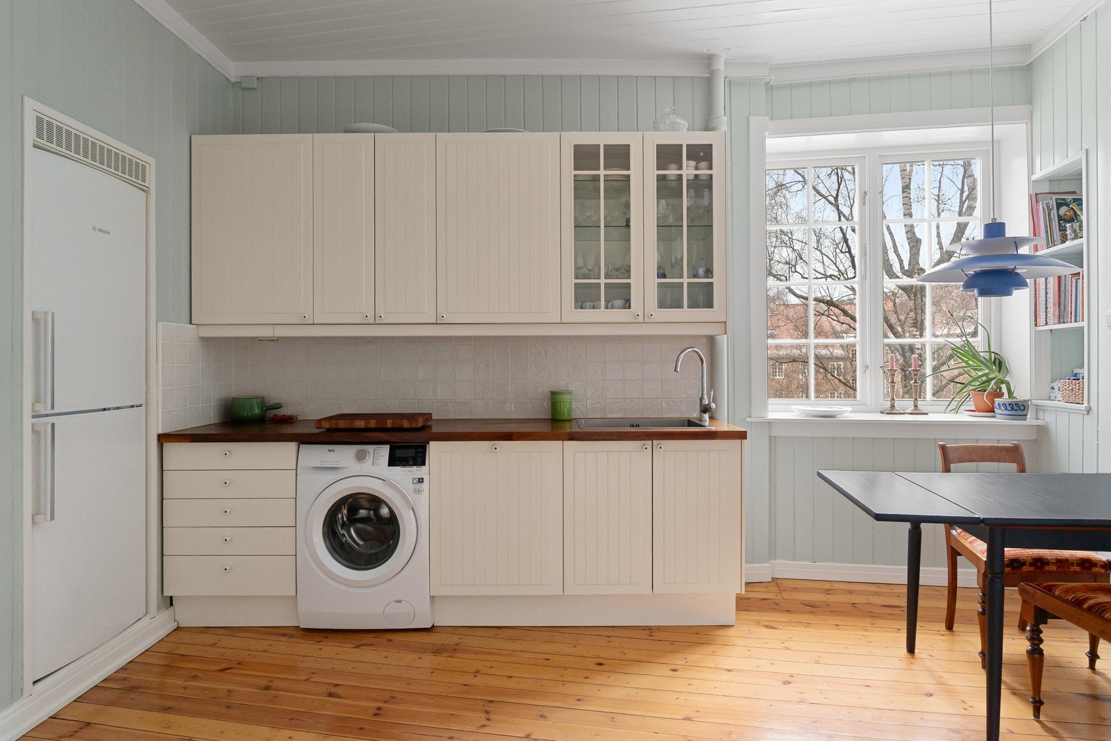 Kjøkkenet har eldre kjøkkeninnredning med profilerte, fabrikklakkerte fronter. Galleribilde