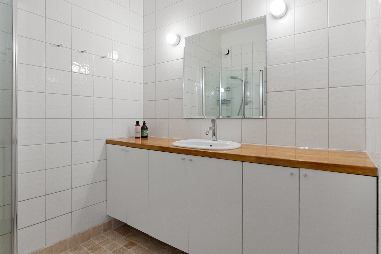 Rommet har en praktisk og ryddig planløsning med dusjhjørne med svingdører, sluk i sone, håndholdt dusjhode og termostatstyrt blandebatteri. Galleribilde