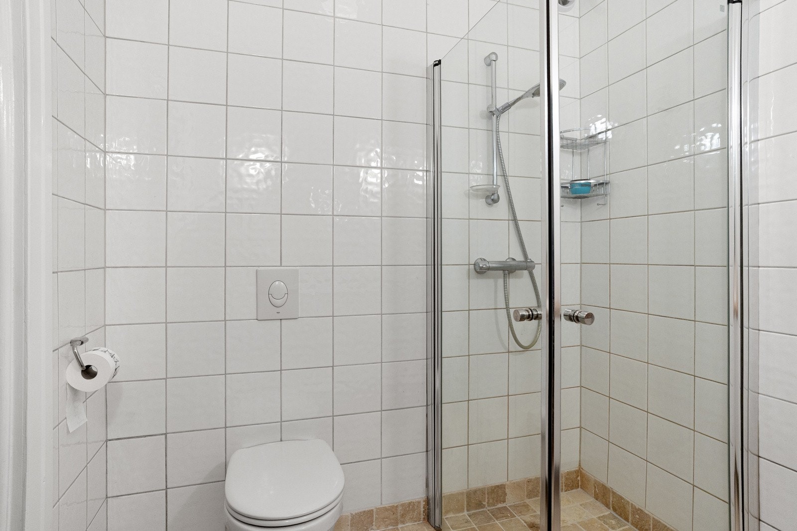 Badet har termostatstyrte varmekabler i gulv og fremstår som funksjonelt tilrettelagt for daglig bruk. Galleribilde