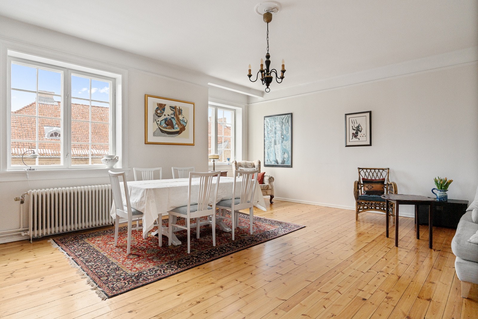 Rekken av store vindusflater gir en fantastisk romfølelse. Galleribilde