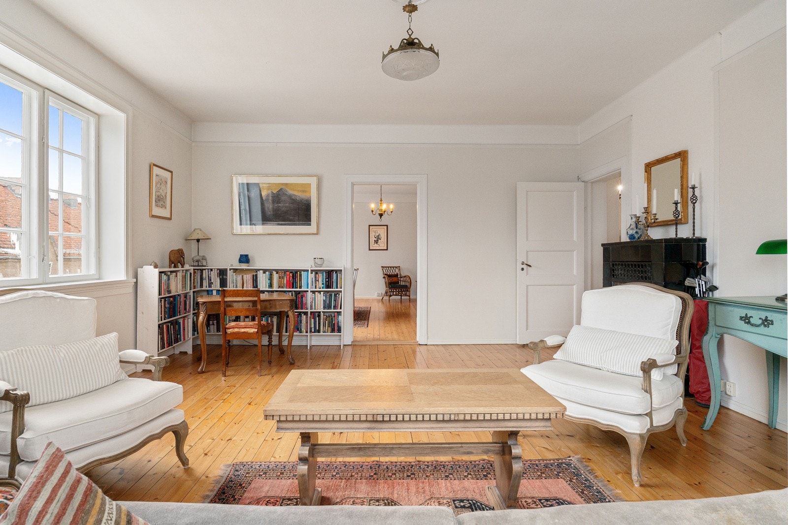 Planløsningen gir gode muligheter for å etablere både hovedstue og en sekundær stue, for eksempel som TV-stue, spisestue eller et mer tilbaketrukket oppholdsrom. Galleribilde