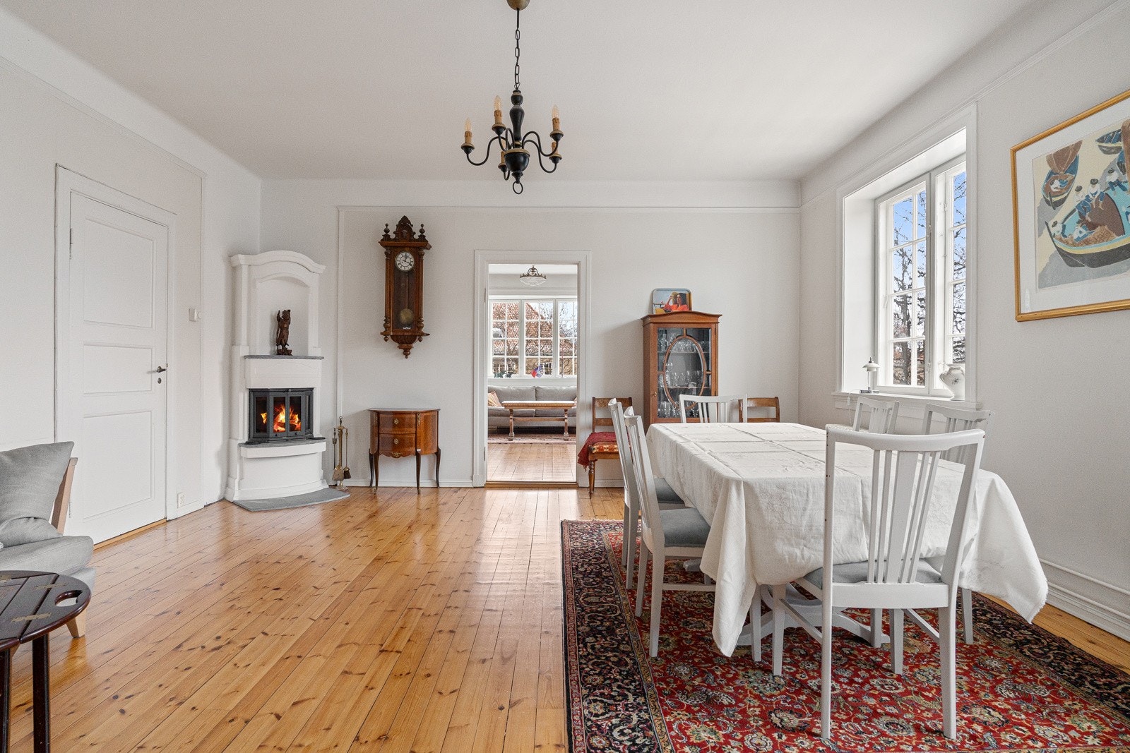 Takhøyden i stue er målt til ca. 2,82 meter, noe som gir rommene et åpent og luftig preg. Galleribilde