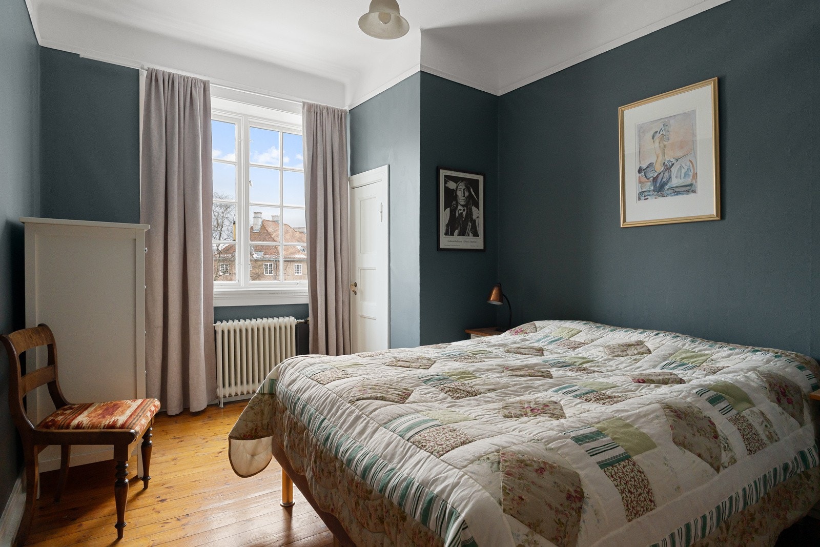 Hovedsoverommet har en god størrelse som gir plass til seng med tilhørende møblement. Galleribilde