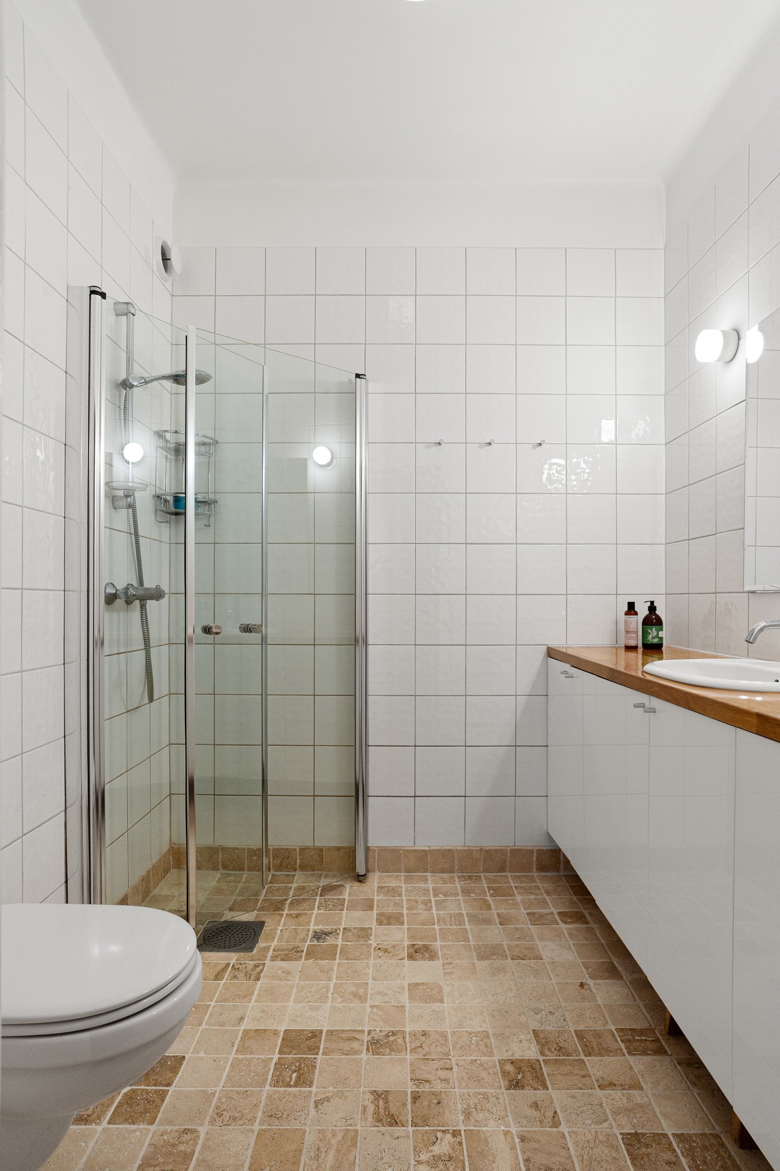 Badet er flislagt og ifølge eier rehabilitert i 2011 - det er opplegg for vaskemaskin på bad. Galleribilde