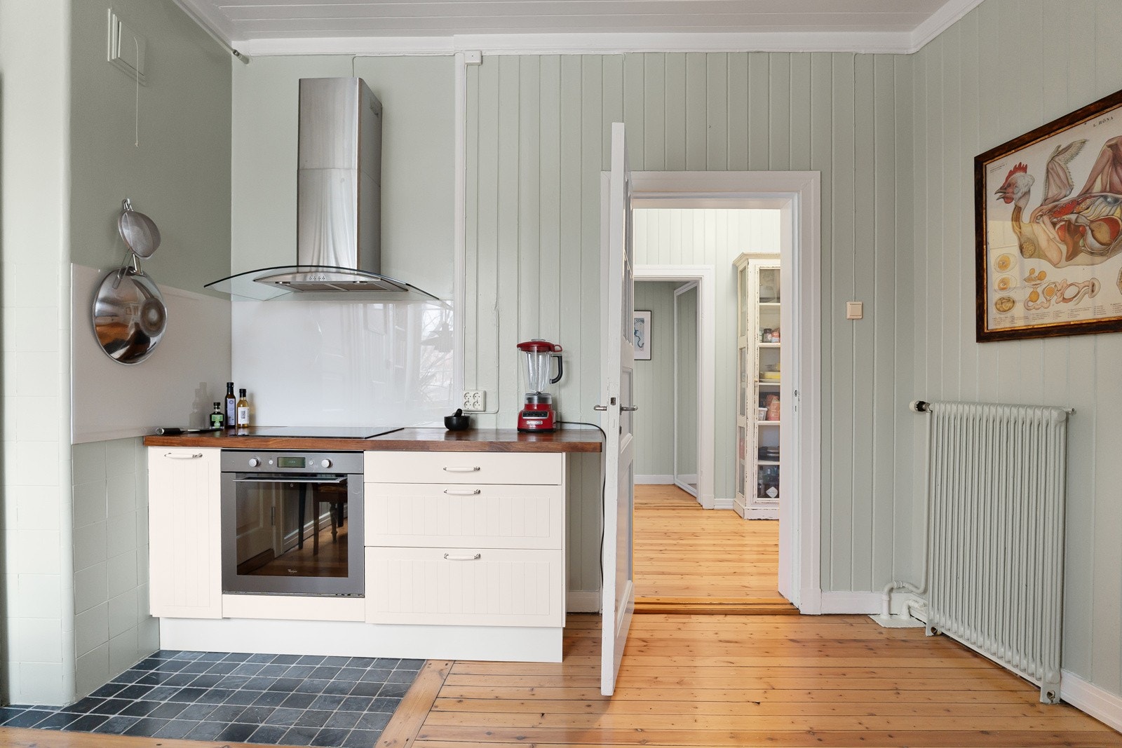 Kjøkkenet har opplegg for platetopp, oppvaskmaskin, vaskemaskin, stekeovn og frittstående kjøleskap, og er tilrettelagt for en effektiv og oversiktlig kjøkkenhverdag. Galleribilde