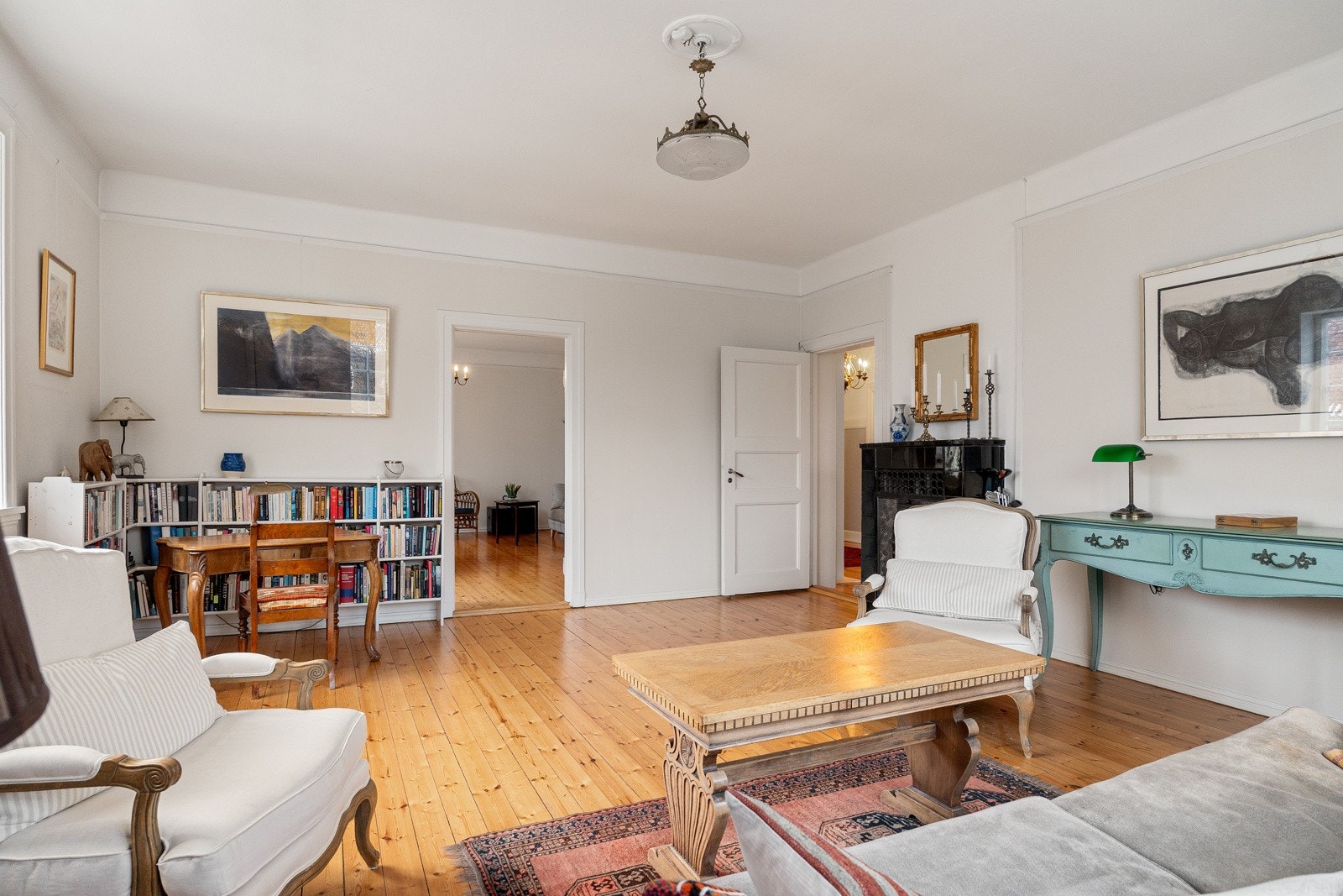 Stuenes utforming gir plass til både sofagruppe, spisebord og øvrig møblement, og rominndelingen gjør det enkelt å skape naturlige soner for ulike behov. Galleribilde