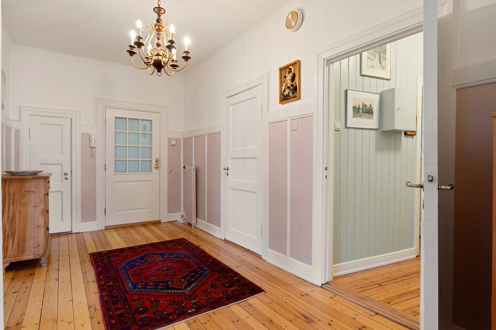 Leiligheten disponerer totalt tre eksterne boder. To av bodene er plassert i kjeller, mens én bod ligger på loft. Galleribilde