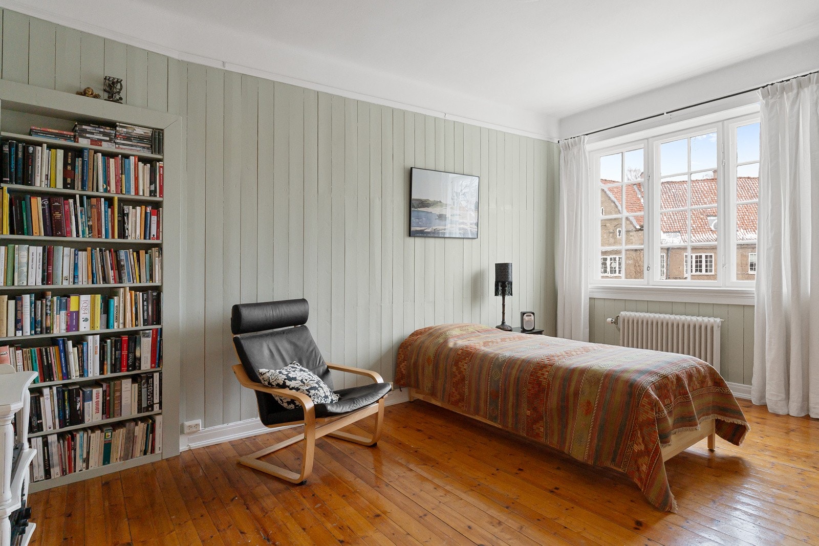 Rommet gir plass til seng og øvrig møblement. Galleribilde