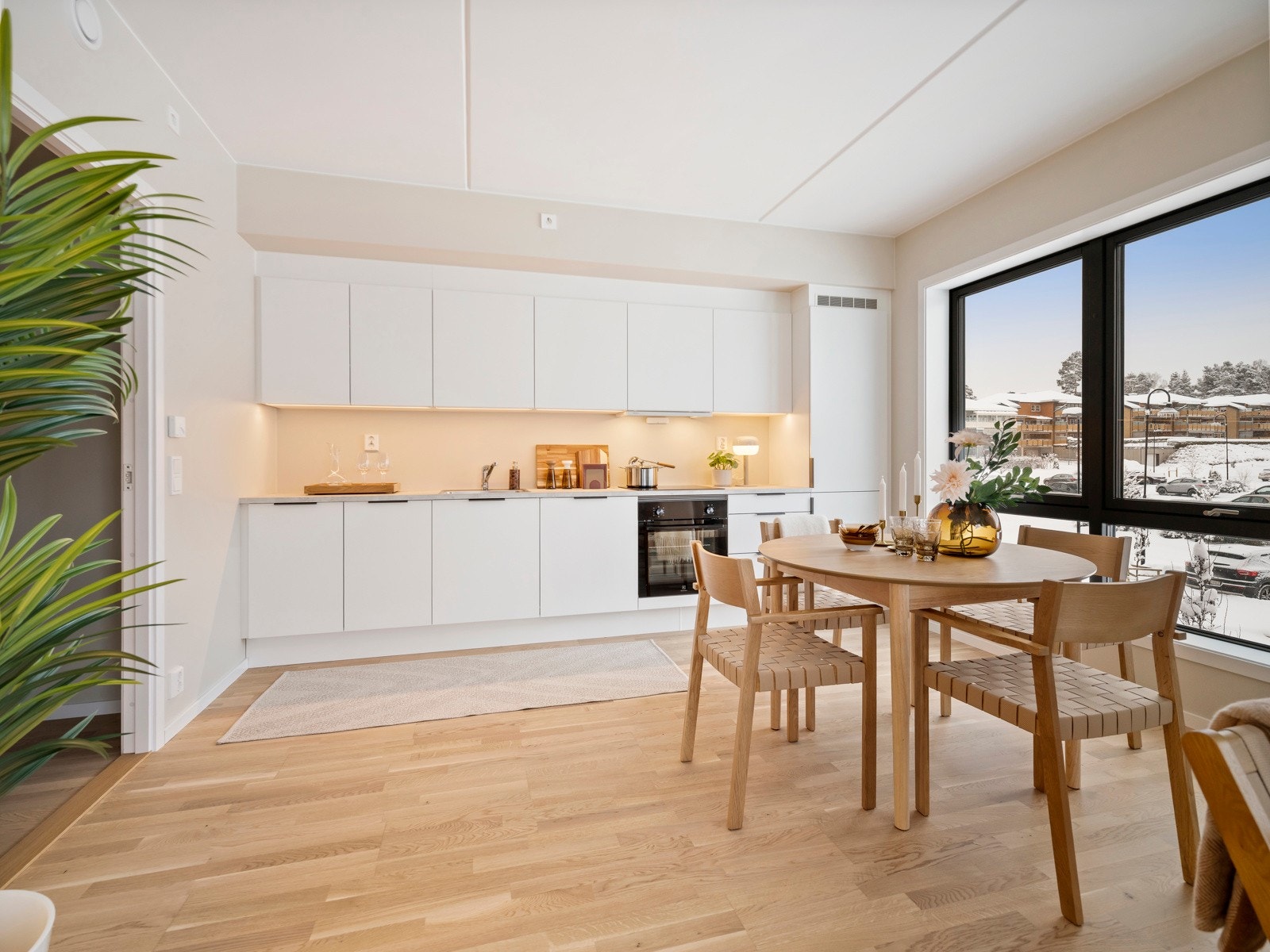 Kjøkkeninnredning fra HTH, komplett med integrerte hvitevarer. Vannbåren gulvvarme. Galleribilde