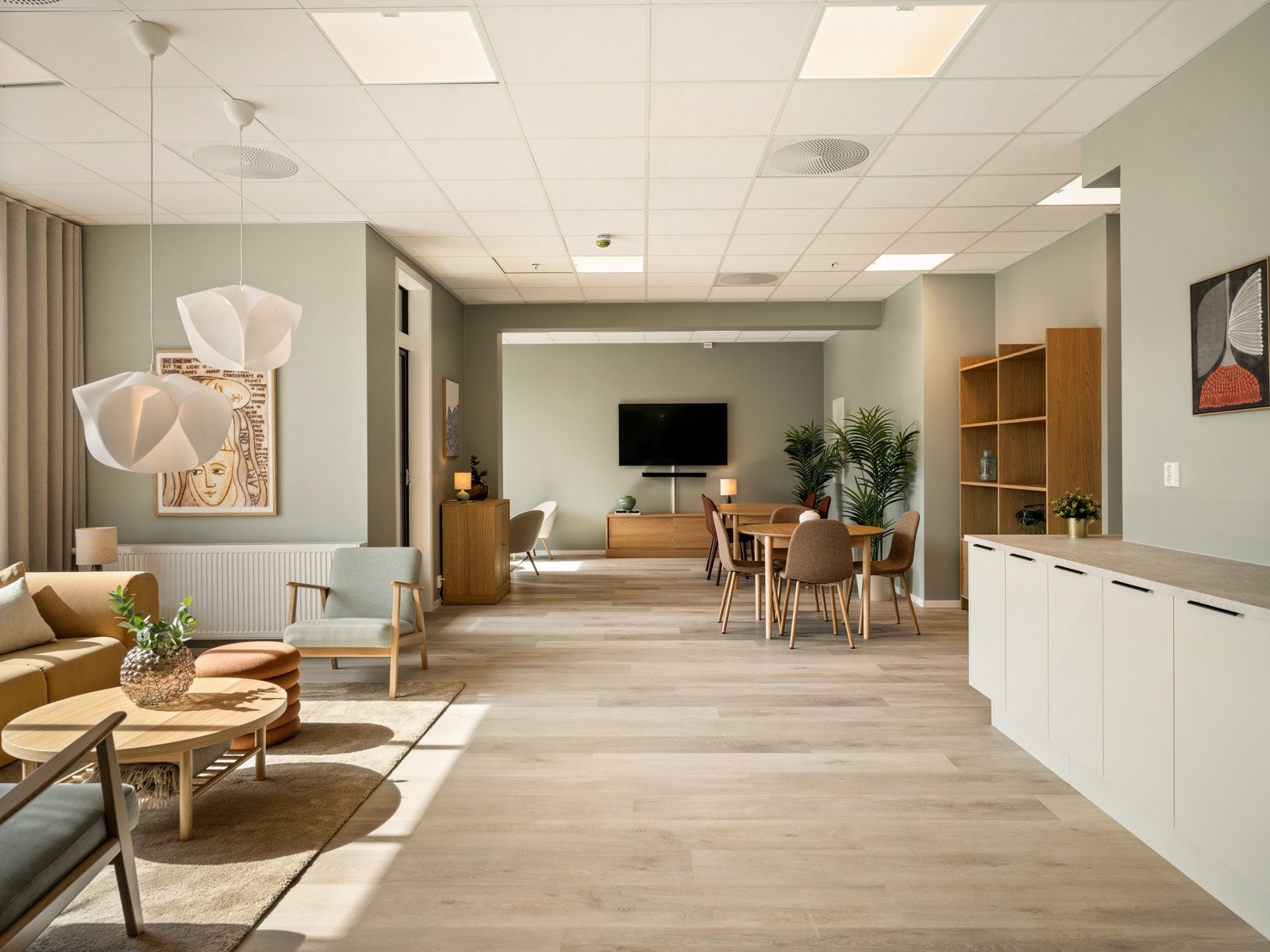 Som beboer i sameiet får man tilgang til fellesstue med kjøkken, dette kan også bookes for private arrangement. Galleribilde