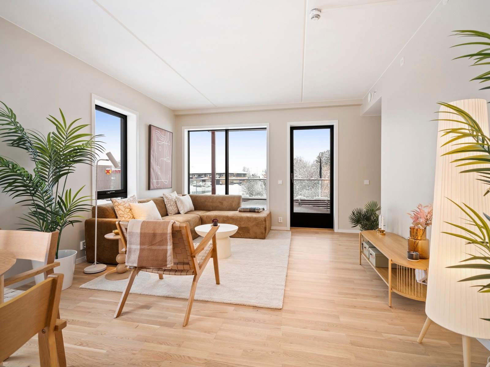 Stuen har utgang til 10 kvm balkong. Hjørneleilighet på syd vestre hjørnet av bygget så denne er solrik ! Galleribilde