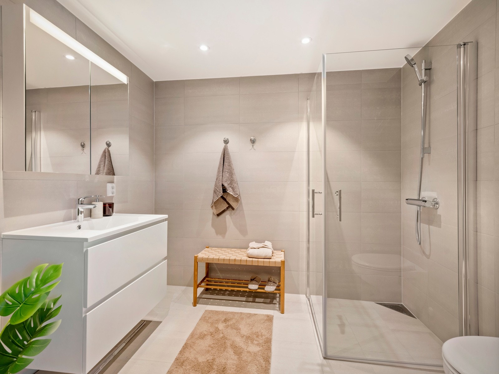 Delikat flislagt baderom, komplett utstyrt. Downlights i himling. Galleribilde